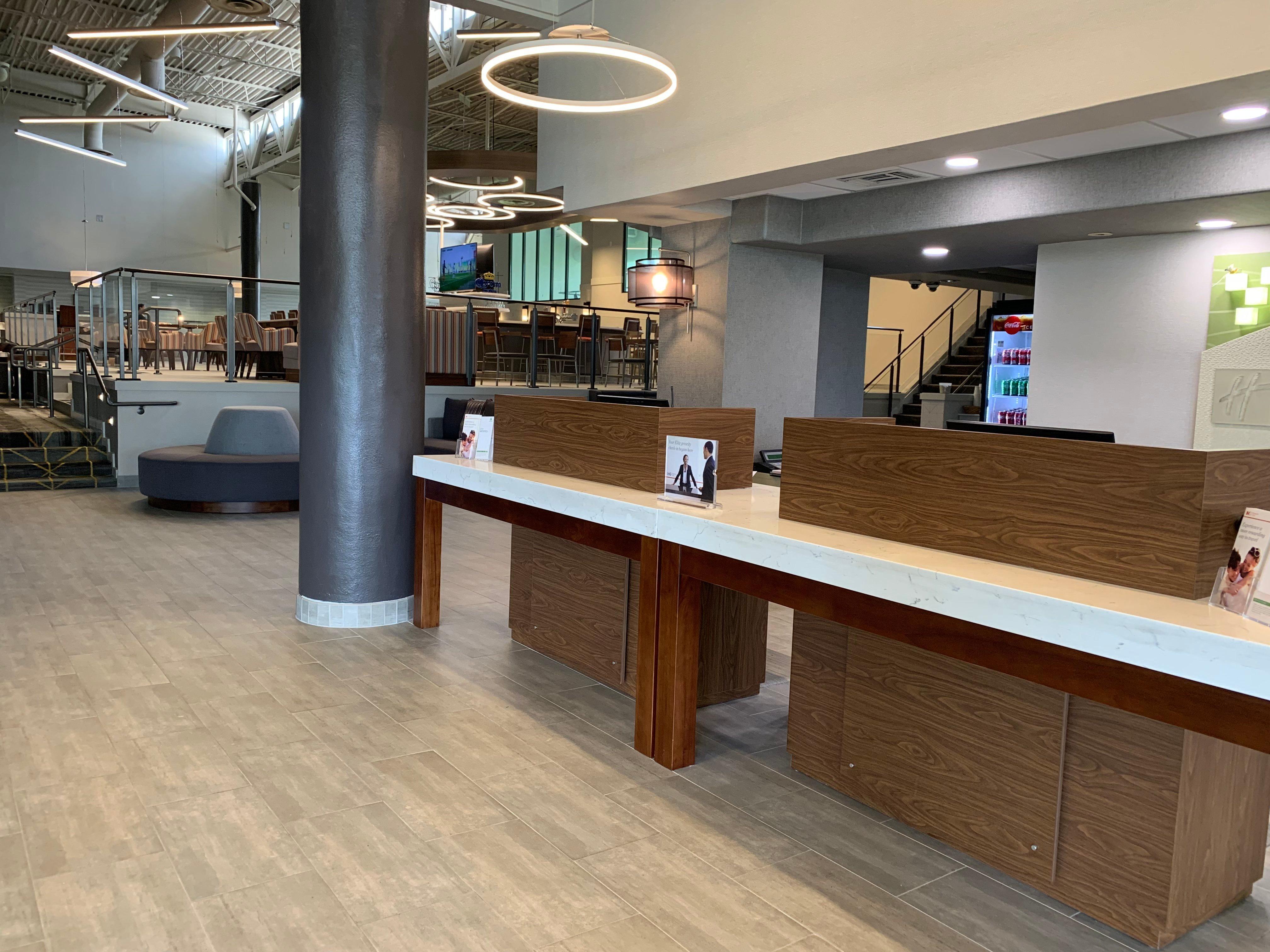 巴吞鲁日南假日酒店 外观 照片